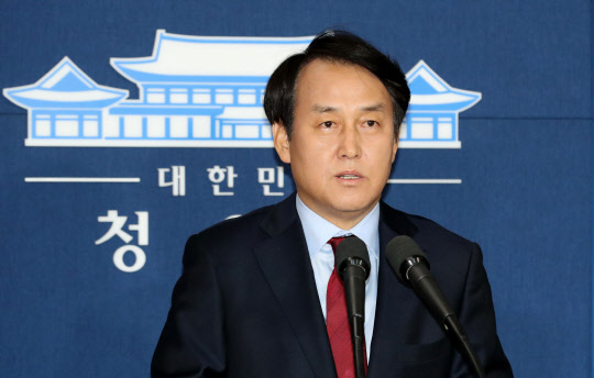 박 대통령, 특검에 박영수 임명       (서울=연합뉴스) 백승렬 기자 = 정연국 대변인이 30일 청와대 춘추관에서 &quot;박근혜 대통령은 '최순실 국정농단' 의혹 사건과 관련해 자신을 수사하게 될 특별검사에 박영수 전 서울고검장을 임명했다&quot;고 발표하고 있다. 2016.11.30      srbaek@yna.co.kr  (끝)